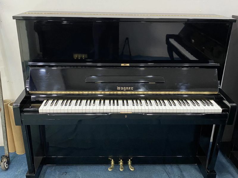 Piano cơ có giá cao hơn piano điện do chất lượng âm thanh tự nhiên và quy trình sản xuất phức tạp